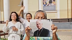 Una mujer sostiene una foto de Robert Prevost, elegido Papa León XIV, frente a la catedral de Chiclayo, Perú, el 8 de mayo de 2025.