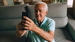 Yaşlı bir adam selfie çekiyor.