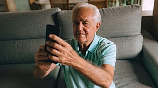Ein älterer Mann macht ein Selfie.