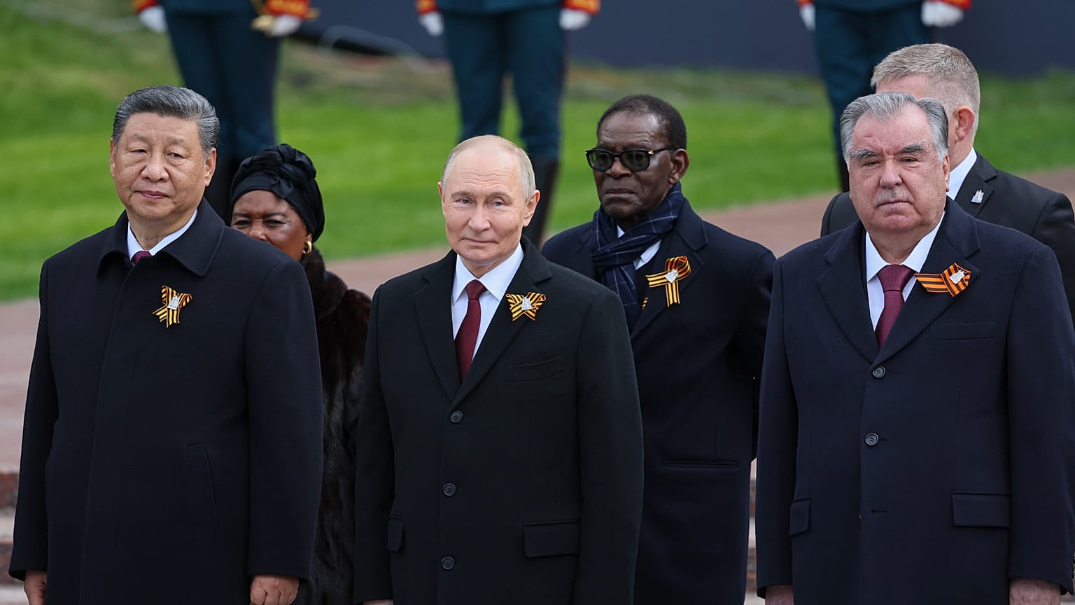 Führungspersönlichkeiten nehmen an einer Kranzniederlegung am Grab des unbekannten Soldaten im Alexandergarten nach der Militärparade zum Tag des Sieges in Moskau teil.
