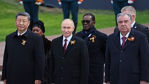 Владимир Путин и зарубежные лидеры на церемонии возложения венков к Могиле Неизвестного Солдата