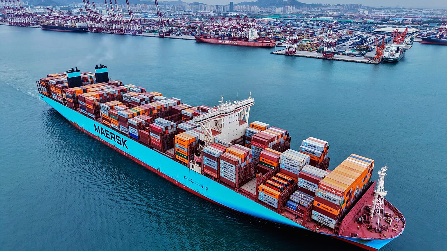 Um navio porta-contentores sai de um porto em Qingdao, na província de Shandong, no leste da China. 7 de maio de 2025.