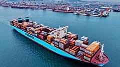 Bir konteyner gemisi Çin'in doğusundaki Shandong eyaletinin Qingdao kentindeki bir limandan denize açılıyor. 7 Mayıs 2025.