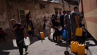  فلسطينيون يجمعون المياه من حنفية مياه، في ظل نقص مياه الشرب، في خان يونس، قطاع غزة، يوم الأحد 15 أكتوبر 2023.