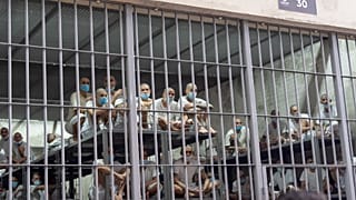 Prisioneiros olham para fora de sua cela no Centro de Confinamento Terrorista em Tecoluca, El Salvador, quarta-feira, 26 de março de 2025. (Foto AP)