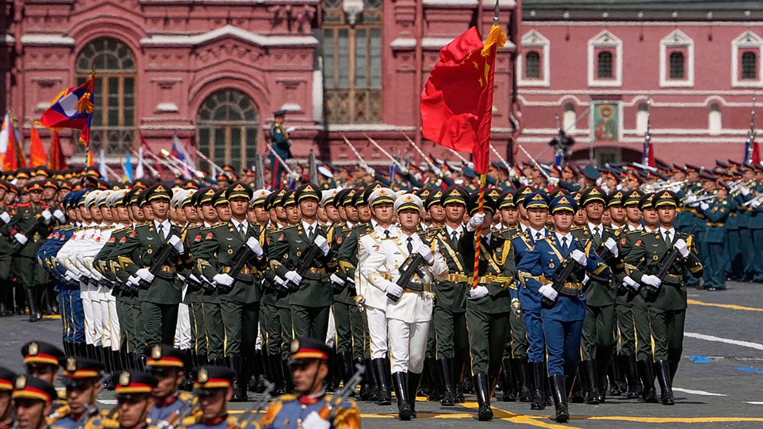 Des militaires chinois assistent au défilé militaire du Jour de la Victoire à Moscou, Russie, le vendredi 9 mai 2025.