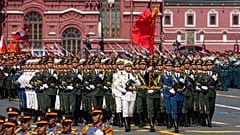 Chinesische Soldaten nehmen an der Militärparade zum Tag des Sieges in Moskau teil, Russland, Freitag, 9. Mai 2025.