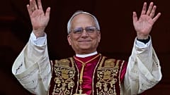 Il neoeletto Papa Leone XIV si affaccia al balcone della basilica di San Pietro, Vaticano, 8 maggio 2025