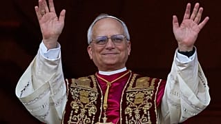 Il neoeletto Papa Leone XIV si affaccia al balcone della basilica di San Pietro, Vaticano, 8 maggio 2025