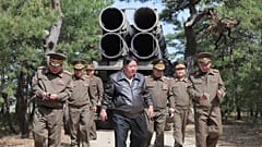Kuzey Kore lideri Kim Jong-un, 8 Mayıs 2025 tarihinde Kuzey Kore'nin doğu kıyısında uzun menzilli top ve füze sistemlerinin tatbikatını denetliyor.