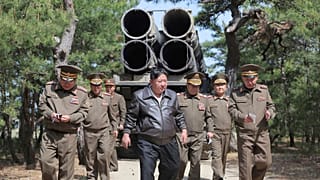 Kim Dzsongun észak-koreai vezető felügyeli a nagy hatótávolságú tüzérségi és rakétarendszerek gyakorlatát Észak-Korea keleti partjainál, 2025. május 8-án.