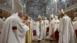 Papst Leo XIV. verlässt nach der Konzelebration mit dem Kardinalskollegium die Sixtinische Kapelle, 9. Mai 2025