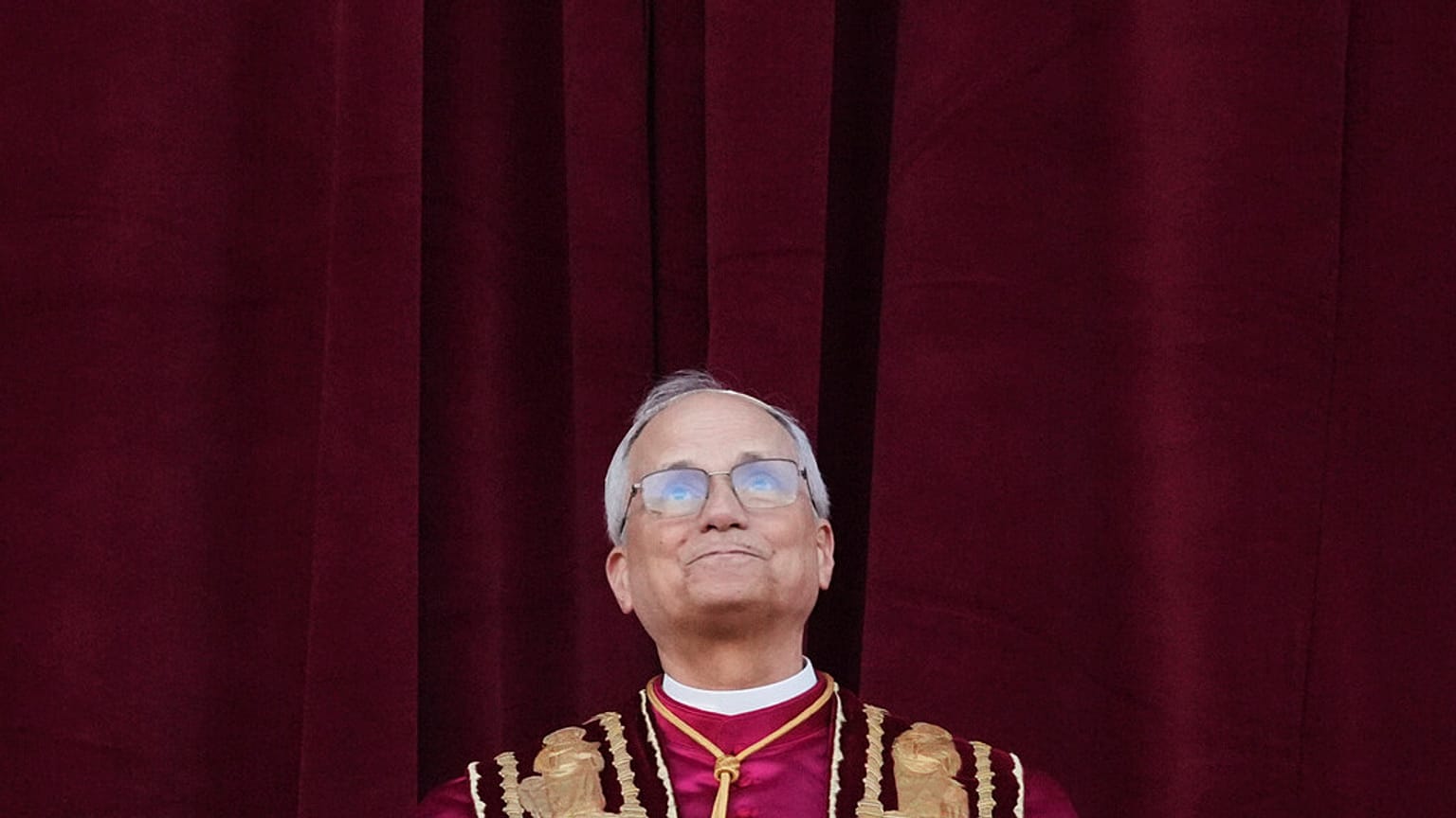 O recém-eleito Papa Leão XIV aparece na varanda da Basílica de São Pedro, no Vaticano, quinta-feira, 8 de maio de 2025.