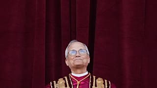 O recém-eleito Papa Leão XIV aparece na varanda da Basílica de São Pedro, no Vaticano, quinta-feira, 8 de maio de 2025.