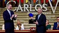 El Rey entrega el Premio Europeo Carlos V a Josep Borrell.