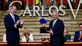 El Rey entrega el Premio Europeo Carlos V a Josep Borrell.