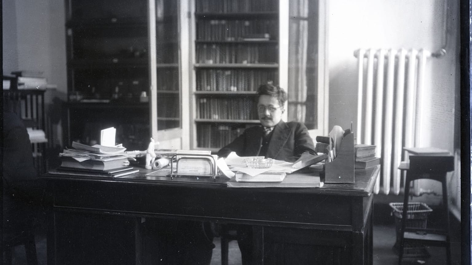 En esta fotografía de archivo sin fecha, Reşad Ekrem Koçu, asistente del Departamento de Historia de la Universidad de Estambul.