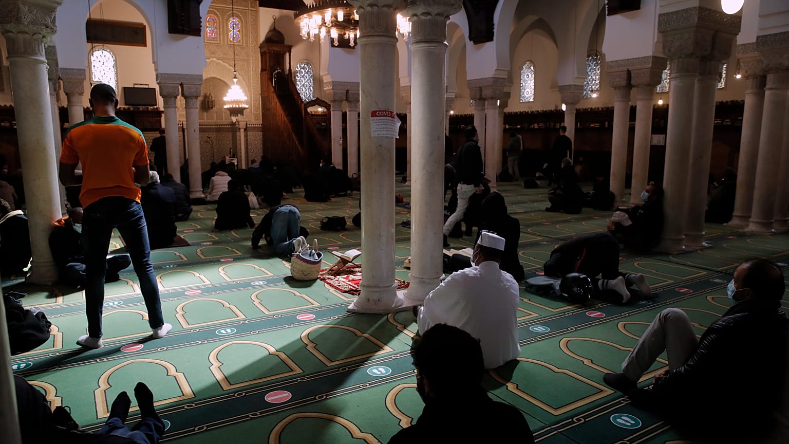 المسلمون يؤدون الصلاة في أول أيام شهر رمضان المبارك في مسجد باريس، 13 أبريل/نيسان 2021