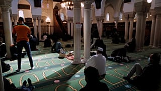 المسلمون يؤدون الصلاة في أول أيام شهر رمضان المبارك في مسجد باريس، 13 أبريل/نيسان 2021