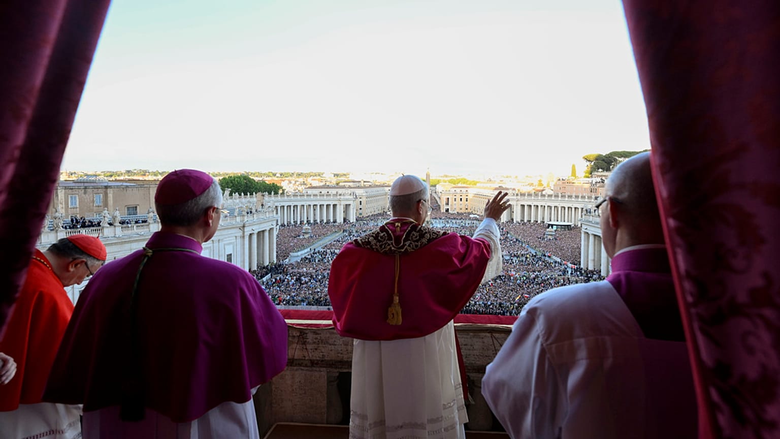Il neoeletto Papa Leone XIV saluta fedeli e pellegrini riuniti in Piazza San Pietro in Vaticano poco dopo la sua elezione, 8 maggio 2025