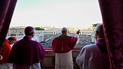 Il neoeletto Papa Leone XIV saluta fedeli e pellegrini riuniti in Piazza San Pietro in Vaticano poco dopo la sua elezione, 8 maggio 2025