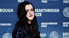 Fidji Simo llega a la 11ª ceremonia del Premio Breakthrough el sábado 5 de abril de 2025, en Los Ángeles. 