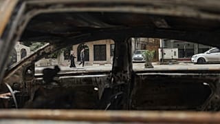 سيارة احترقت خلال اشتباكات بين موالين للسلطة السورية الجديدة وأبناء الطائفة الدرزية في بلدة صحنايا بريف دمشق 2025