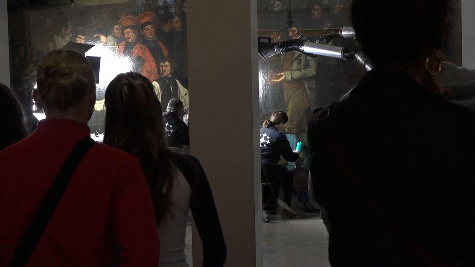 Courbet restorasyon sürecini izleyen ziyaretçiler