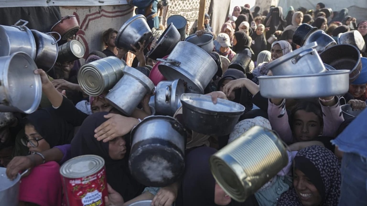 غزيون ينتظرون المساعدات الغذائية