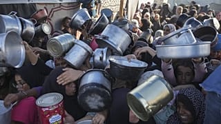 غزيون ينتظرون المساعدات الغذائية