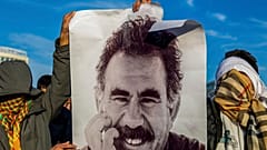 ΑΡΧΕΙΟ - Νεαροί κρατούν μια φωτογραφία του φυλακισμένου ηγέτη του ανταρτικού Εργατικού Κόμματος του Κουρδιστάν (PKK), Αμπντουλάχ Οτσαλάν, 27 Φεβρουαρίου 2025.