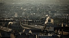 Вид на крыши Парижа с Монмартра в Париже, суббота, 4 января 2025 года. 