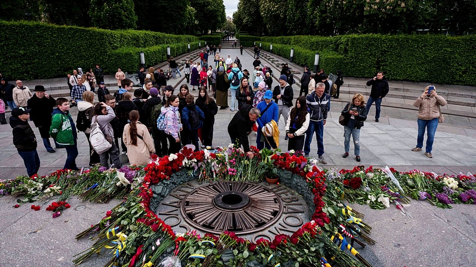 Des centaines d'Ukrainiens ont rendu hommage aux anciens combattants de la Seconde Guerre mondiale à Kyiv.