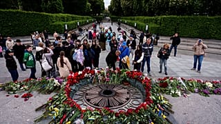Des centaines d'Ukrainiens ont rendu hommage aux anciens combattants de la Seconde Guerre mondiale à Kyiv.