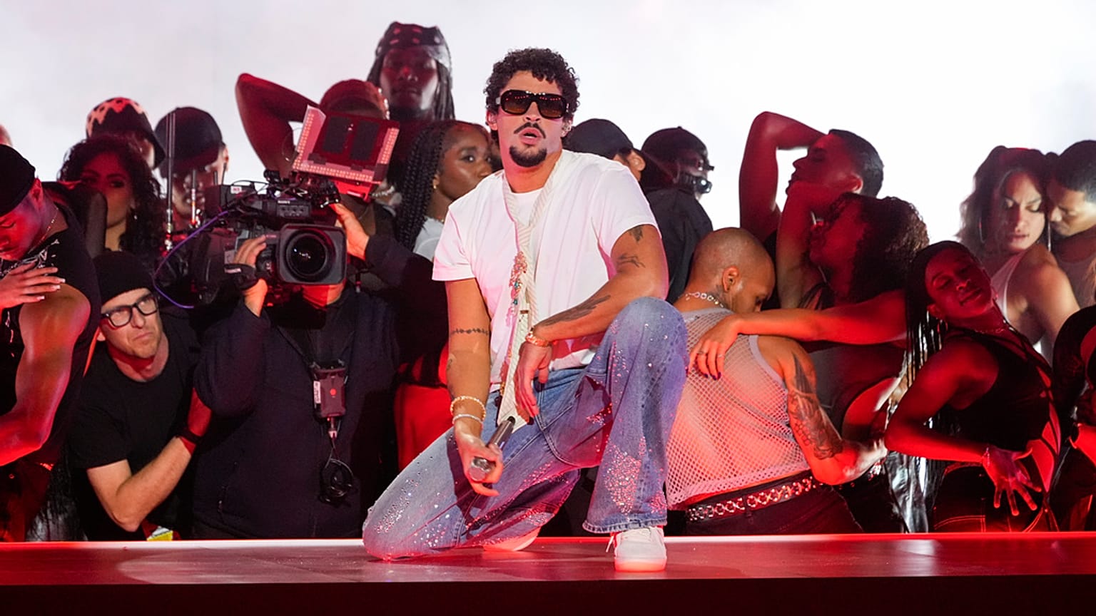 Bad Bunny, 17 Mart 2025 Pazartesi günü Los Angeles'taki Dolby Tiyatrosu'nda düzenlenen iHeartRadio Müzik Ödülleri'nde sahne aldı. 