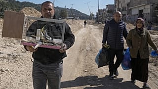 فلسطينيون يهجرون منازلهم في مخيم عين شمس في طولكرم