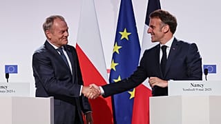 Premier Donald Tusk i prezydent Francji Emmanuel Macron uścisnęli sobie dłonie po konferencji prasowej.