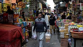 الناس يتسوقون في روالبندي، باكستان، يوم الثلاثاء 6 فبراير 2024