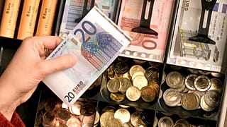 Moedas e notas de euro numa loja em Duisburg, 29 de dezembro de 2001