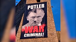 Plakat, auf dem der russische Präsident Wladimir Putin als Nazi-Deutschland-Führer Adolf Hitler dargestellt ist, mit der Aufschrift: "Putler - Kriegsverbrecher!"