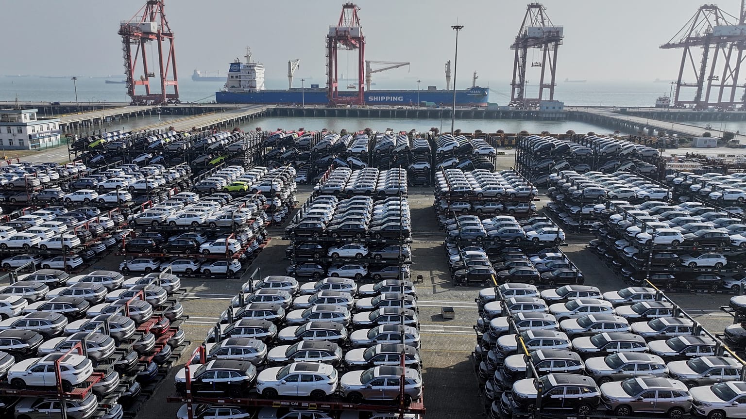 Carros novos à espera de serem enviados para mercados estrangeiros num porto em Taicang, na província de Jiangsu, no leste da China, a 7 de abril de 2025
