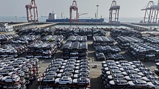 Carros novos à espera de serem enviados para mercados estrangeiros num porto em Taicang, na província de Jiangsu, no leste da China, a 7 de abril de 2025