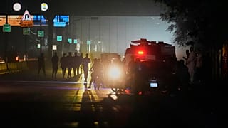 Πακιστανοί αστυνομικοί απομακρύνουν οχήματα και ανθρώπους από την κύρια είσοδο της αεροπορικής βάσης Nur Khan μετά από ινδικό πυραυλικό χτύπημα  Σάββατο 10 Μαΐου 2025