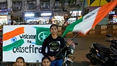 Diákok ünneplik a tűzszünetet Mumbai utcáin