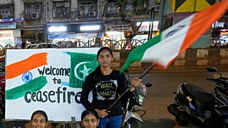 Diákok ünneplik a tűzszünetet Mumbai utcáin