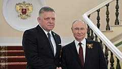 Der slowakische Ministerpräsident Robert Fico und der russische Präsident Wladimir Putin schütteln sich die Hände während ihres Treffens vor den Paraden zum Tag des Sieges in Moskau, Russland, Freitag, 9. Mai 2025