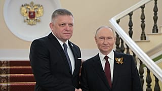 Le Premier ministre slovaque Robert Fico et le président russe Vladimir Poutine se serrent la main lors de leur rencontre avant les défilés du Jour de la Victoire à Moscou, Russie, vendredi 9 mai 2025.