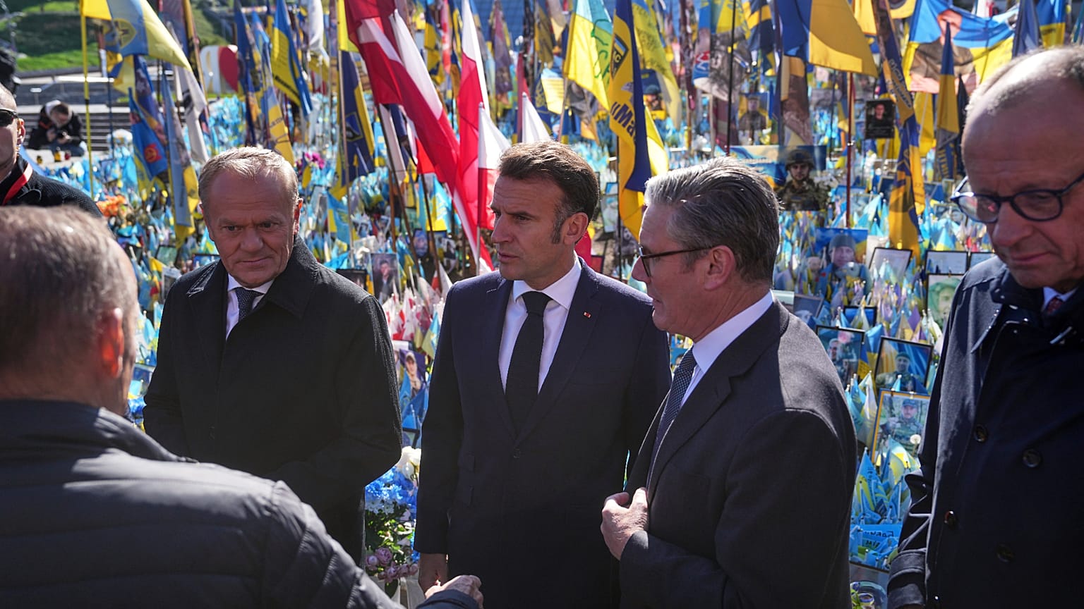 Europäische Staats- und Regierungschefs besuchen ein Denkmal für gefallene ukrainische Soldaten auf dem Unabhängigkeitsplatz in Kiew, 10. Mai 2025. 