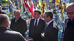 Europäische Staats- und Regierungschefs besuchen ein Denkmal für gefallene ukrainische Soldaten auf dem Unabhängigkeitsplatz in Kiew, 10. Mai 2025. 