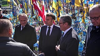 Os líderes europeus visitam um memorial aos soldados ucranianos mortos na Praça da Independência, em Kiev, a 10 de maio de 2025.